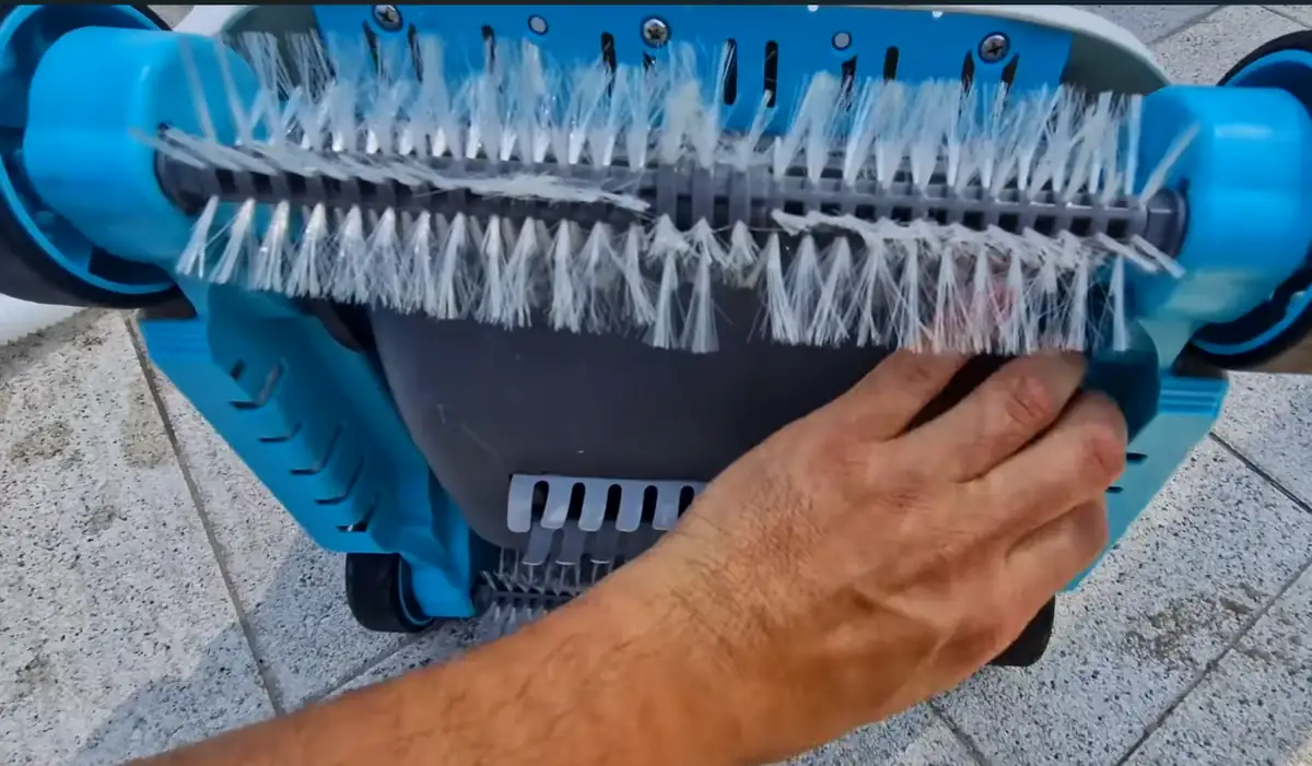 Dessous de l'Intex ZX300 : brosses rotatives, lamelles et roues motrices