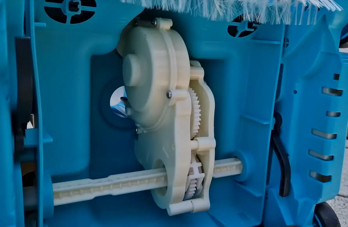 Mécanisme interne de l'Intex ZX300 : engrenages et crémaillère en plastique, sans aucune électronique