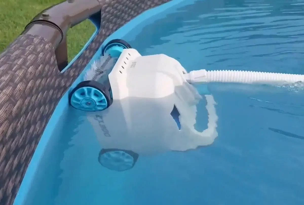 L'Intex ZX300 en train de grimper la paroi souple d'une piscine tubulaire pendant le test