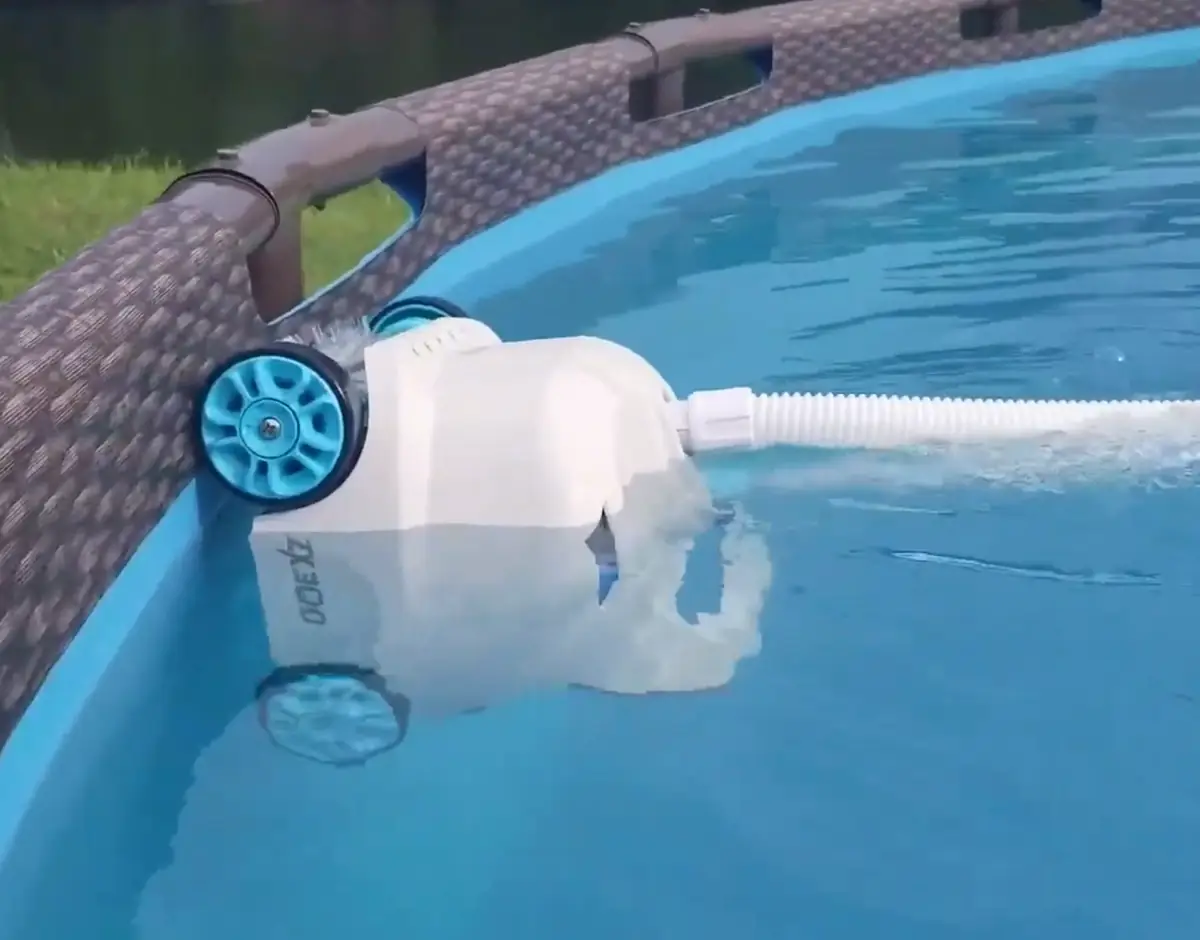 Le ZX300 arrivé en haut de la paroi souple, près de la ligne d'eau, tracté par le débit