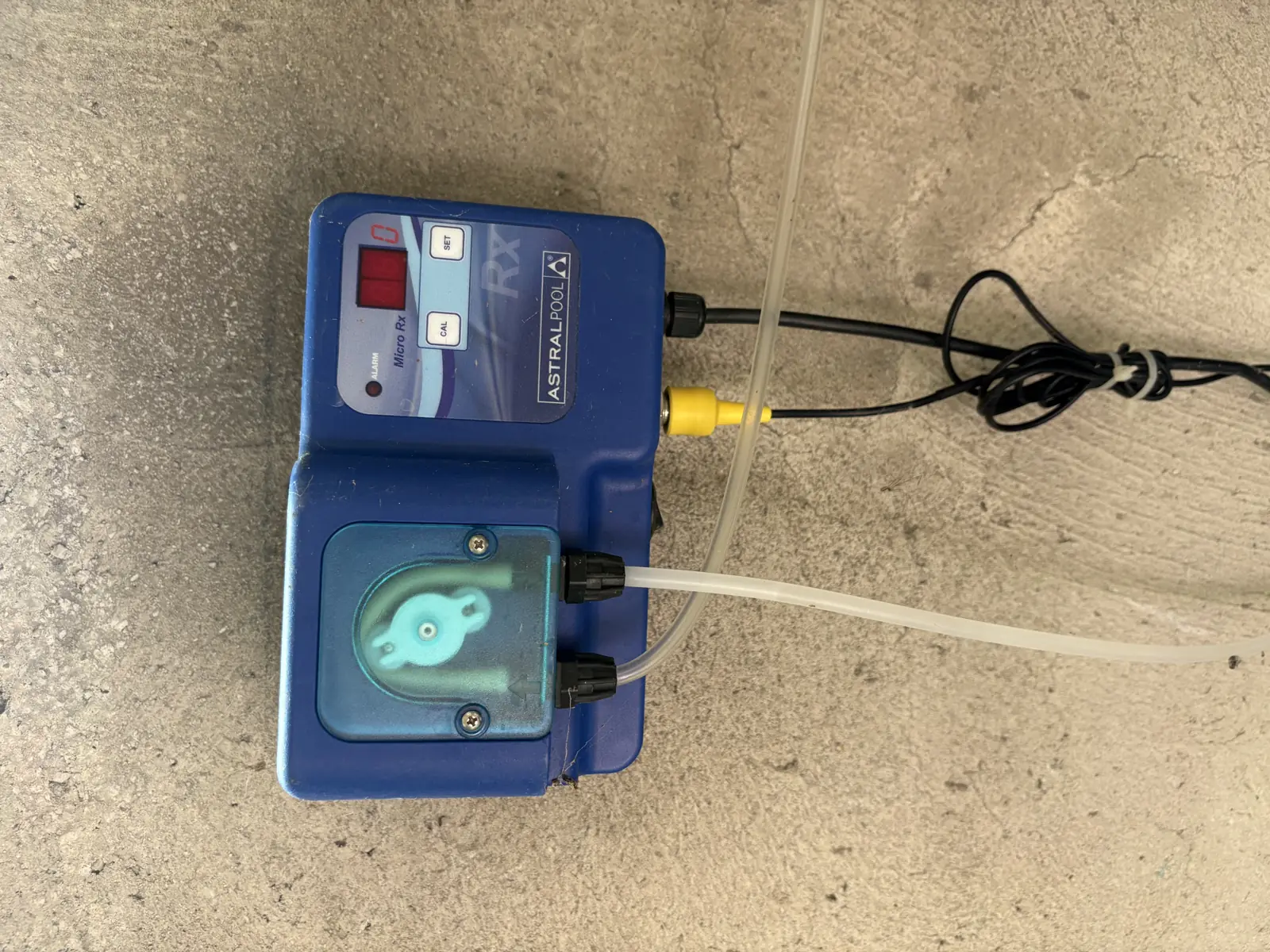 Régulateur redox AstralPool Micro Rx et sa pompe doseuse péristaltique installés dans un local technique