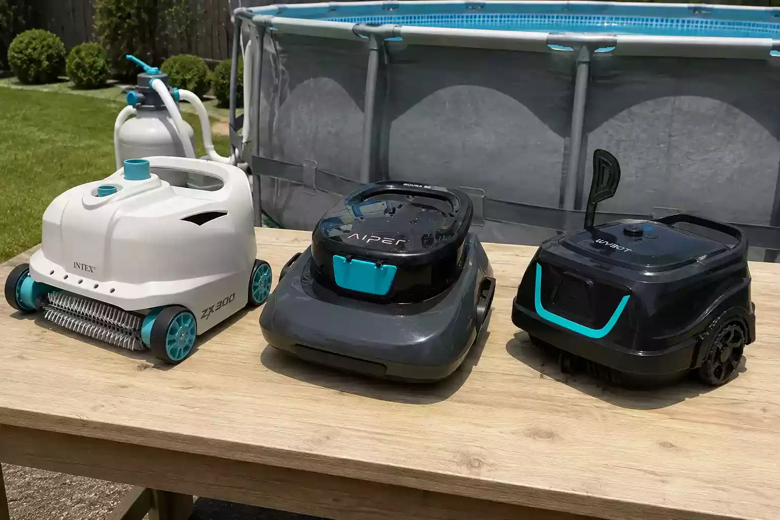 Comparatif de robots de piscine hors sol testés côte à côte devant une piscine tubulaire