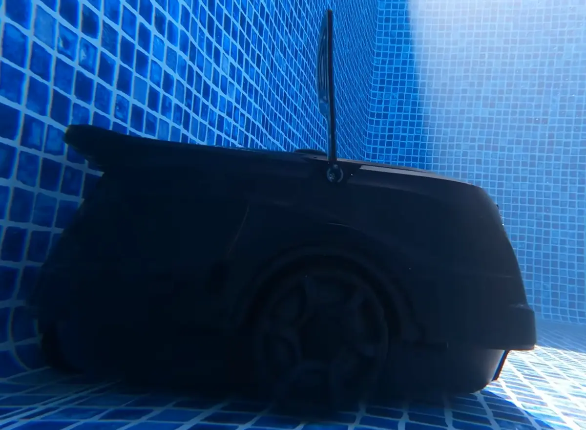 Le Wybot A1 immergé contre la paroi, palette d'orientation dressée, juste après la mise à l'eau