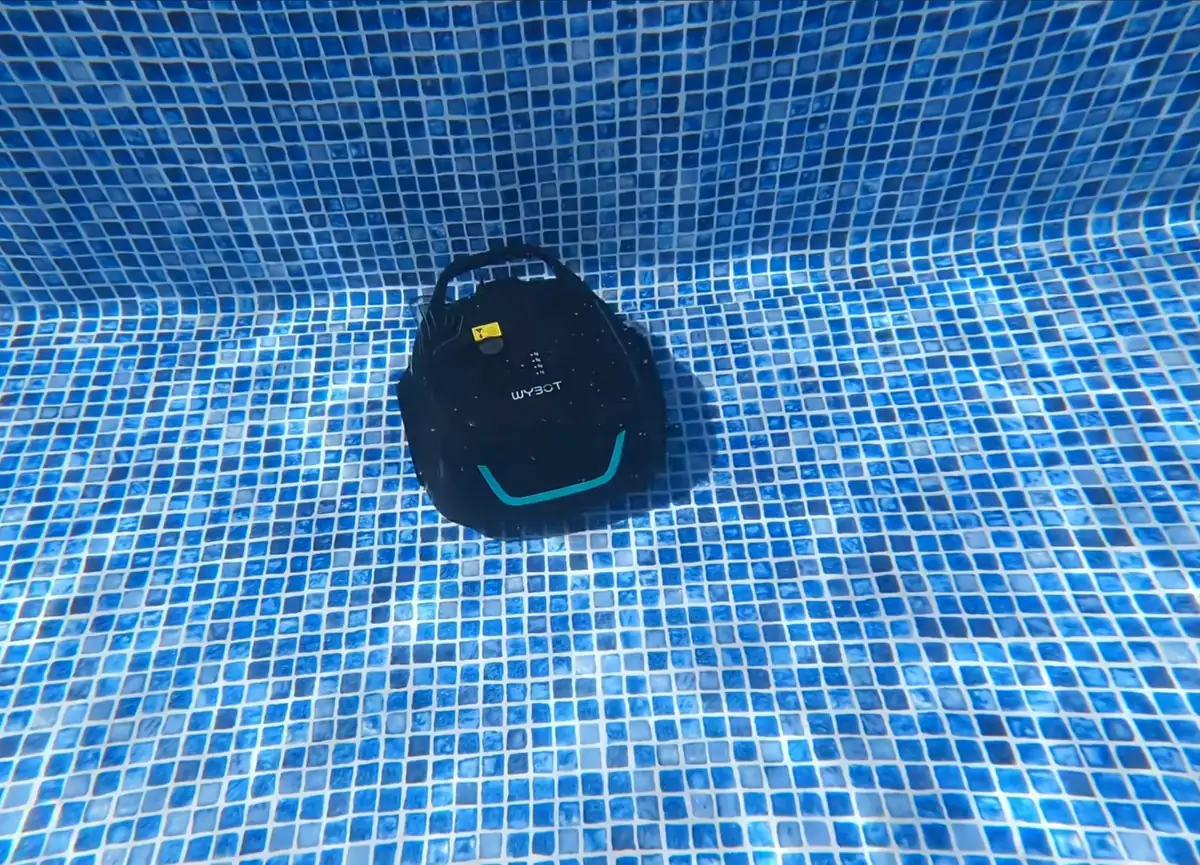 Le Wybot A1 en train d'aspirer le fond d'une piscine, vue de dessus, pendant le test