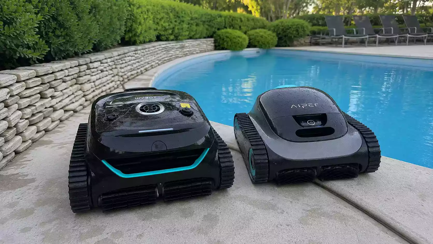 Wybot C2 et Aiper Scuba S1 côte à côte au bord de la piscine, comparatif de deux robots sans fil