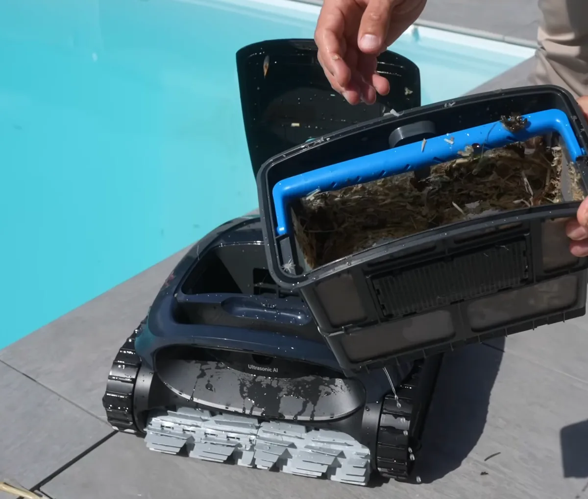 Bac filtrant du Beatbot AquaSense 2 rempli de débris