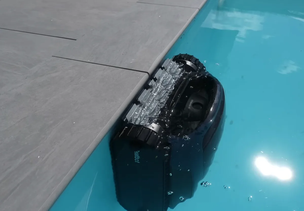 Le Beatbot AquaSense 2 a la ligne d'eau le long de la margelle