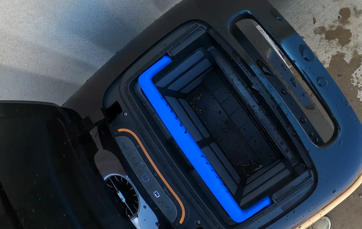 Le bac du Beatbot AquaSense 2 Pro ouvert par le haut, cadre bleu du panier fin visible