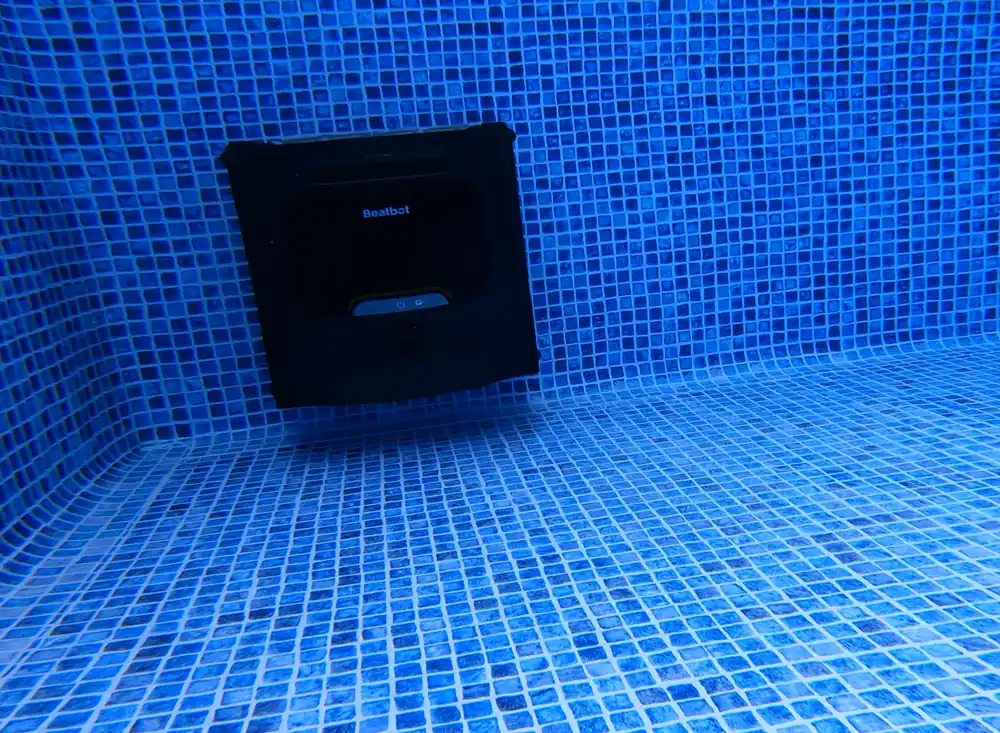 Beatbot AquaSense 2 Pro en montée de paroi sur mosaïque