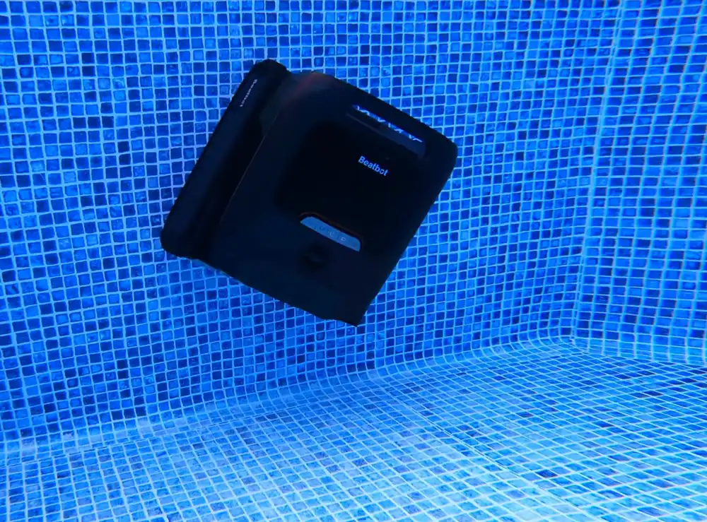 Le Beatbot AquaSense 2 Pro plaque dans l'angle du bassin