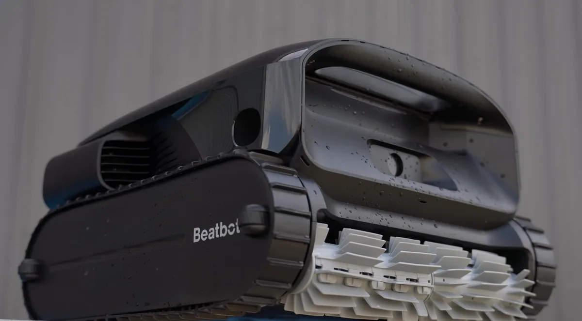 Le Beatbot AquaSense 2 Pro de profil, chenilles et brosses rouleau apparentes
