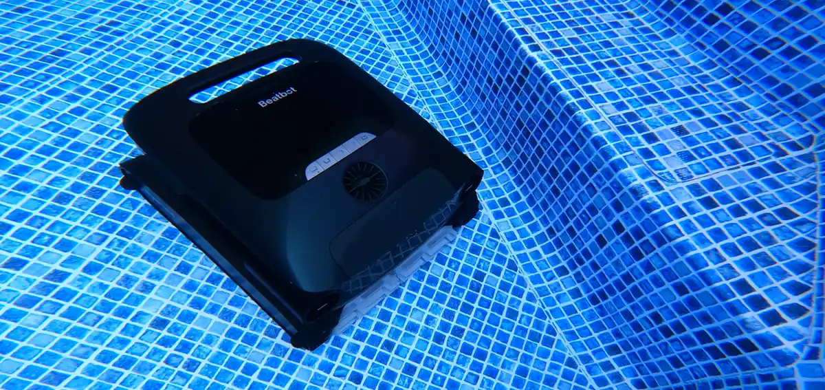 Le Beatbot AquaSense 2 Pro au fond d'un bassin a liner mosaique bleue