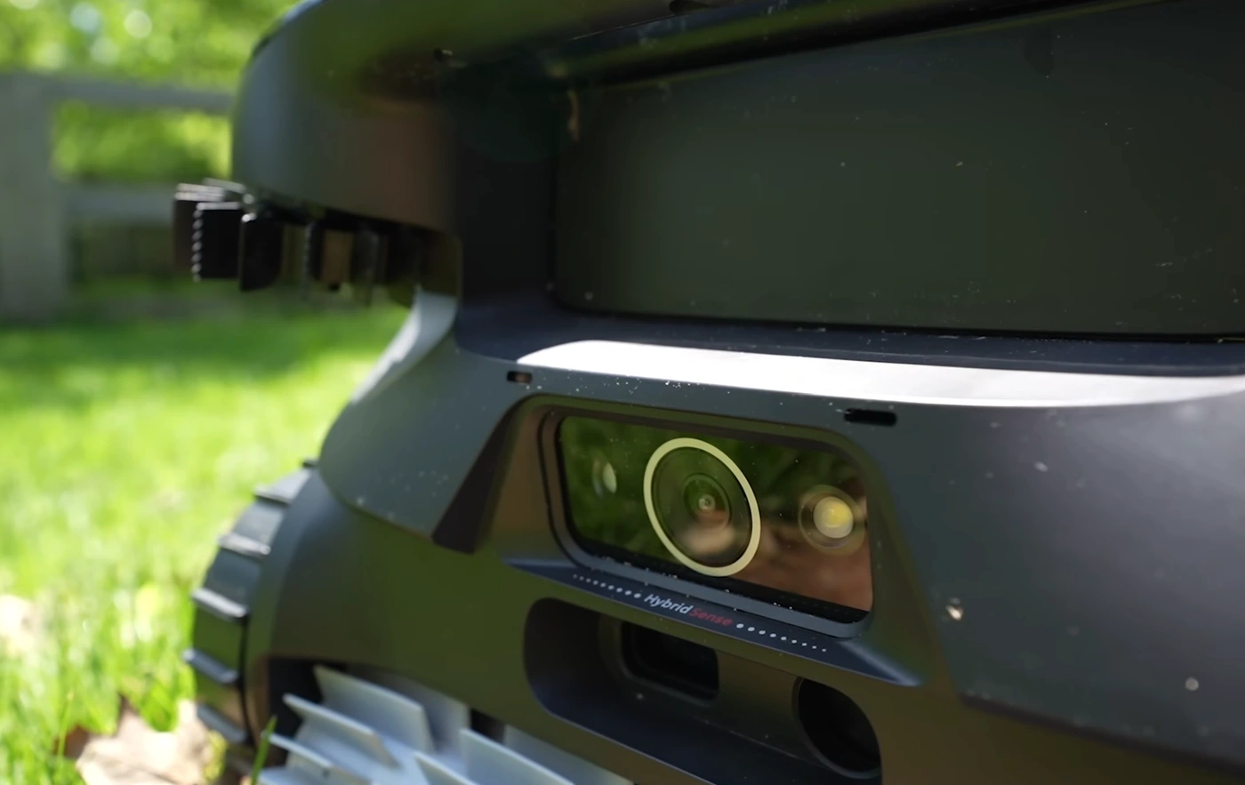 Gros plan sur la caméra HybridSense et les capteurs avant du Beatbot AquaSense 2 Ultra