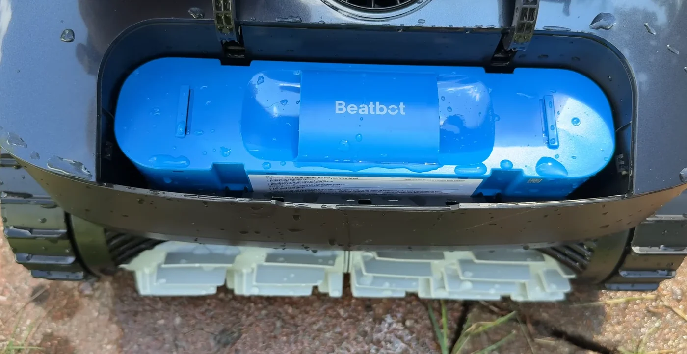 Cartouche de clarifiant ClearWater logée dans le compartiment du Beatbot AquaSense 2 Ultra
