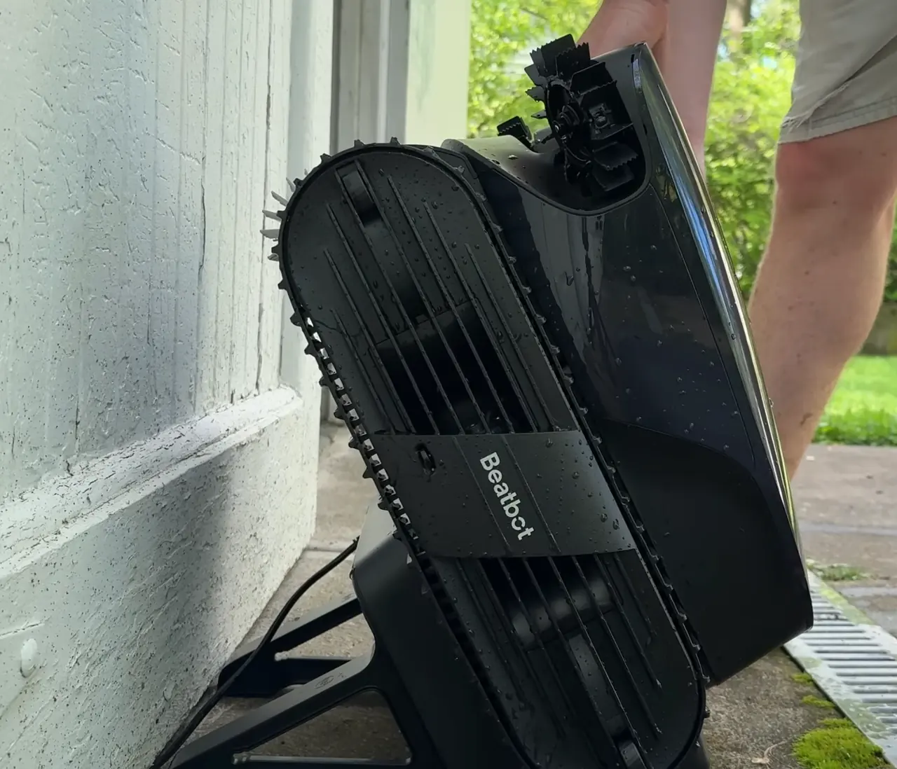 Dessous du Beatbot AquaSense 2 Ultra tenu à la verticale, brosses et chenilles