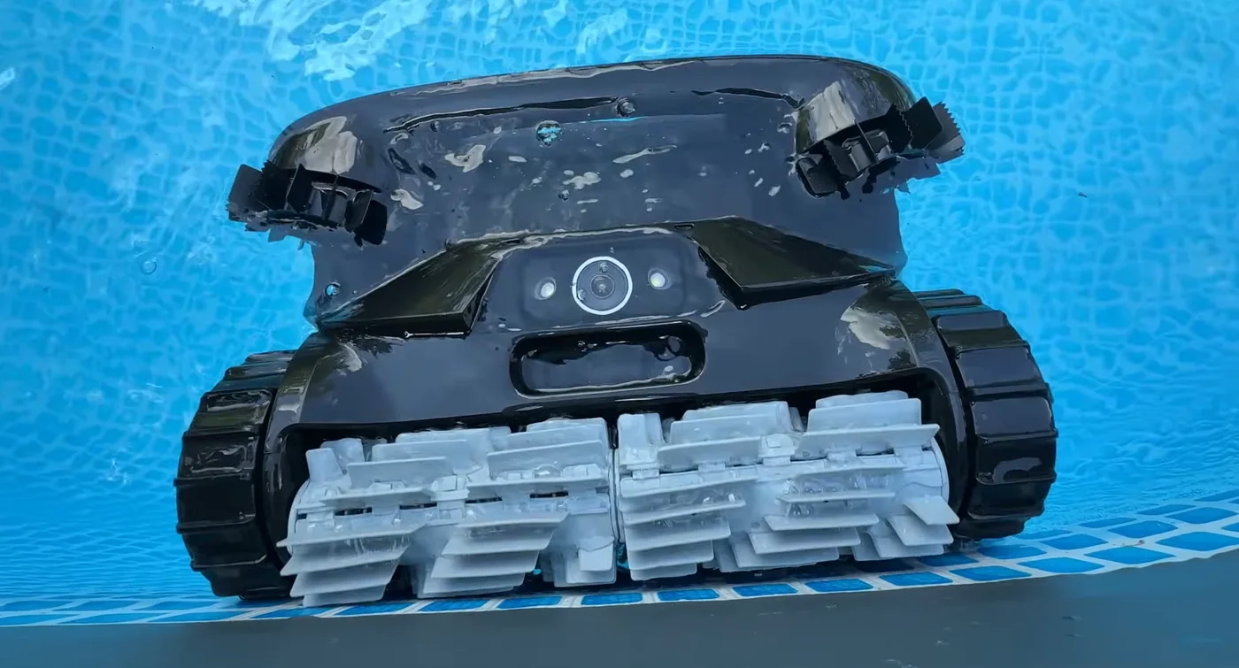 Beatbot AquaSense 2 Ultra sous l'eau vu de face, brosses blanches et chenilles en action