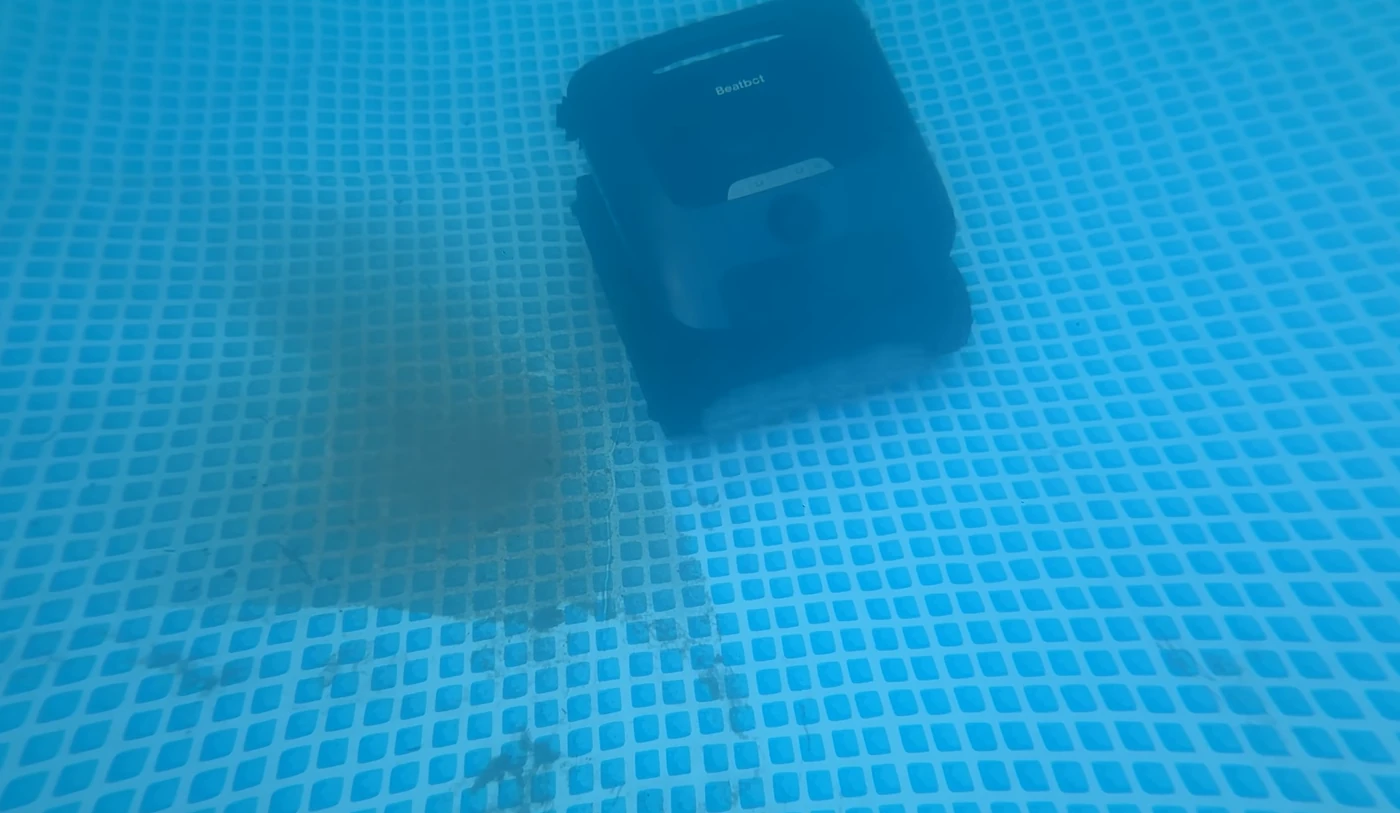 Le Beatbot AquaSense 2 Ultra sur le fond de la piscine, avec la bande nettoyée visible derrière lui