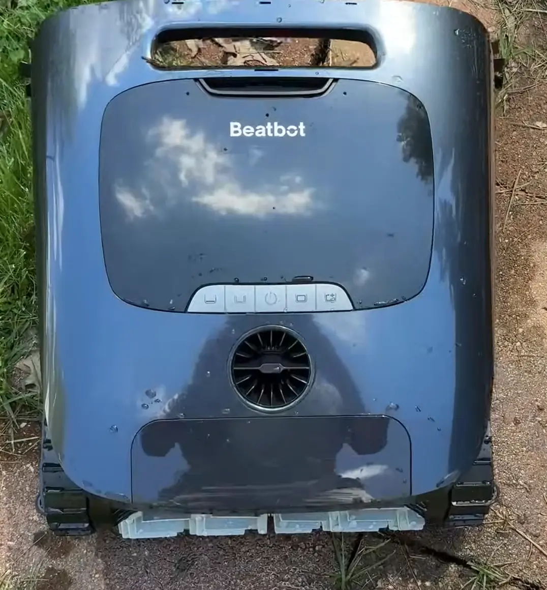Beatbot AquaSense 2 Ultra vu de dessus, rangée de boutons et turbine de surface