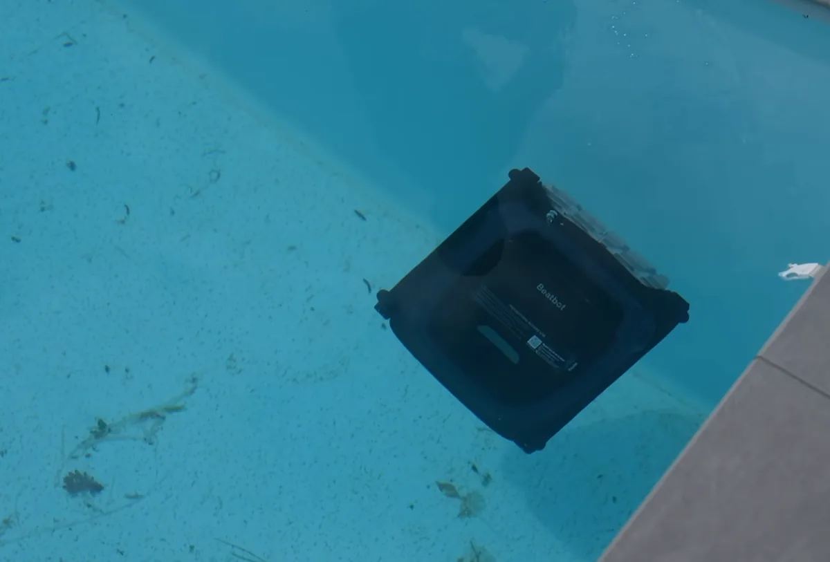 Vue plongeante sur le Beatbot AquaSense 2 en fin de cycle au fond du bassin