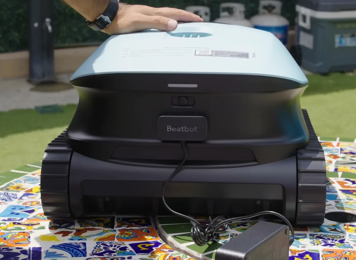 Le Beatbot Sora 10 branche sur son chargeur magnetique