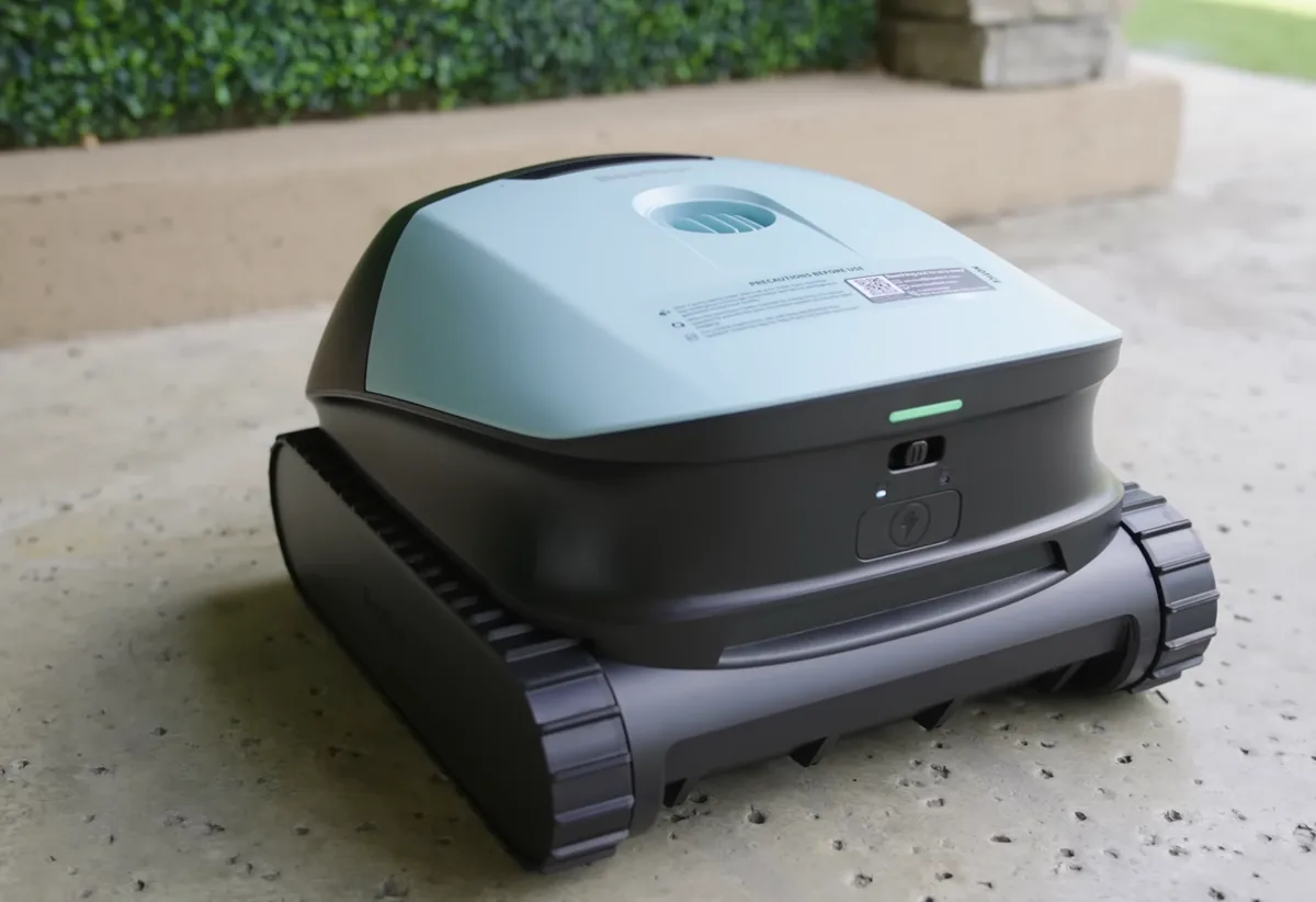 Beatbot Sora 10 robot de piscine sans fil au bord du bassin