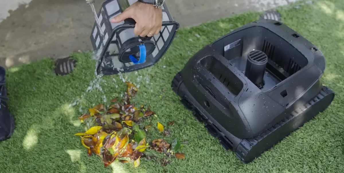 Le panier filtrant du Beatbot Sora 10 vide de ses feuilles