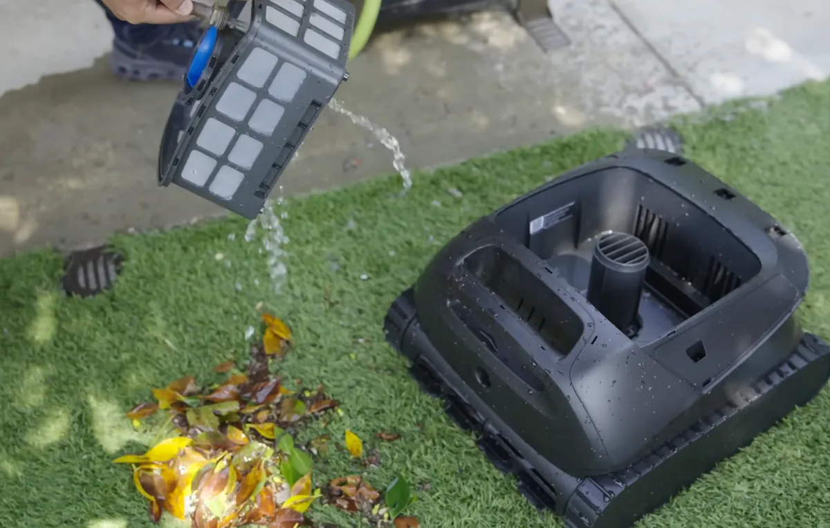 Le filtre du Beatbot Sora 10 rince au jet d'eau