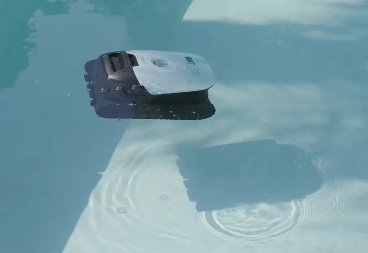 Le Beatbot Sora 10 flotte en surface a la fin du cycle