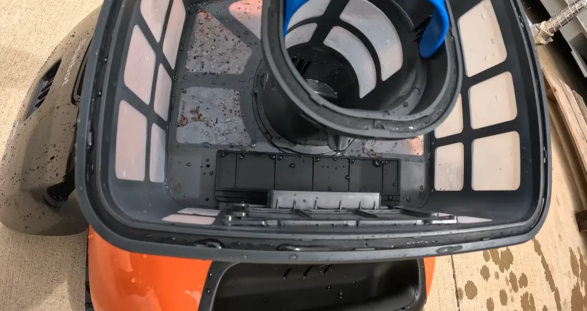 Le bac de filtration du Beatbot Sora 30 ouvert, vu de dessus