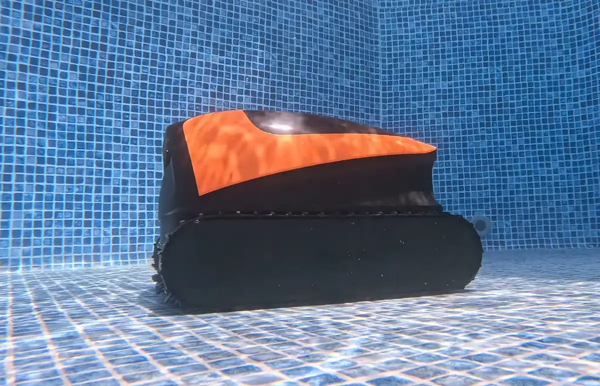 Le Beatbot Sora 30 de profil en deplacement sous l'eau