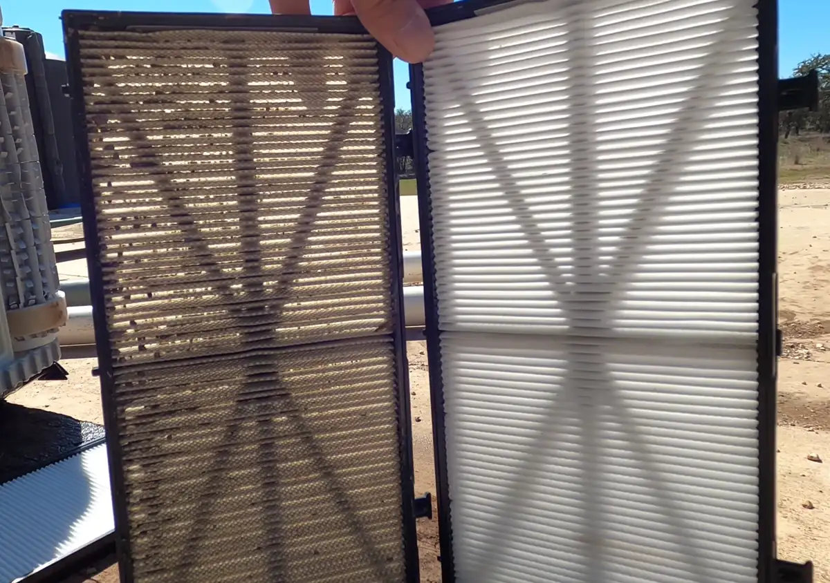 Le filtre sale du Beatbot Sora 30 a cote d'un filtre propre