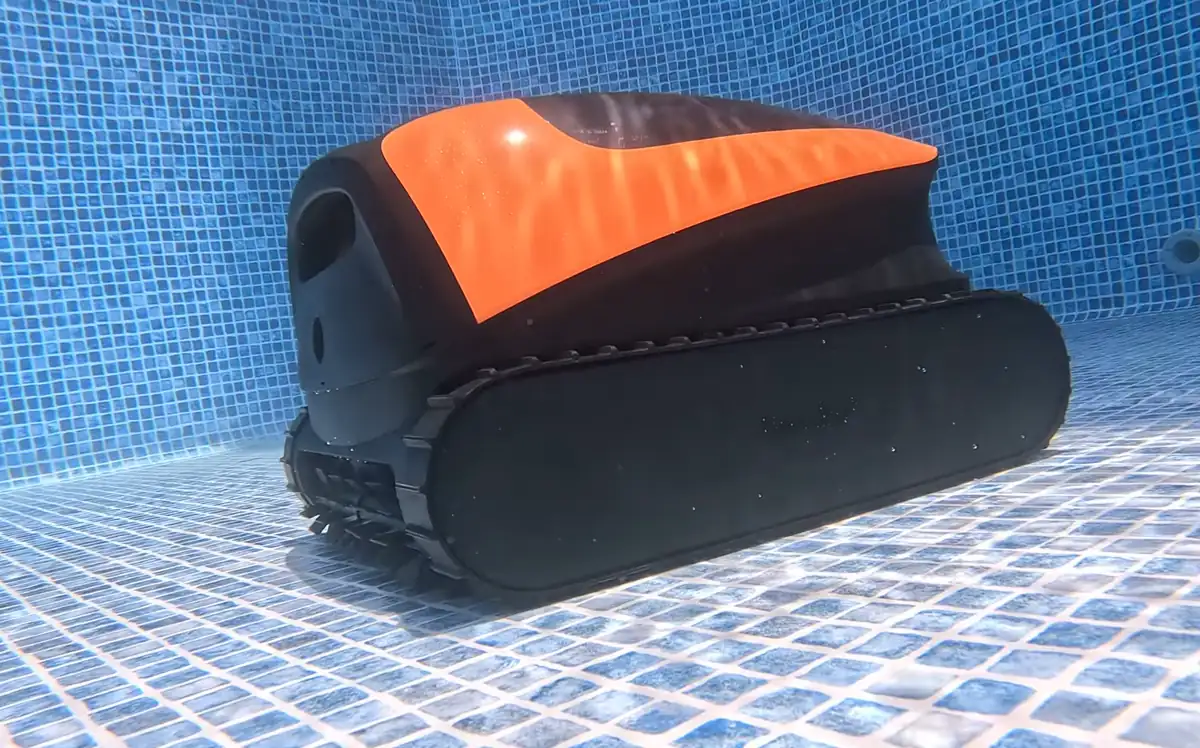 Le Beatbot Sora 30 de profil sur le fond du bassin