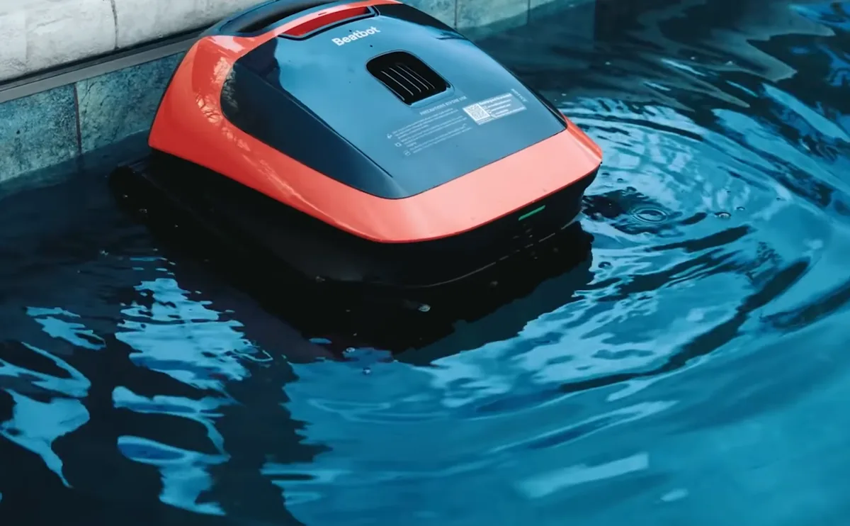 Gros plan sur le Beatbot Sora 30 remonte en surface