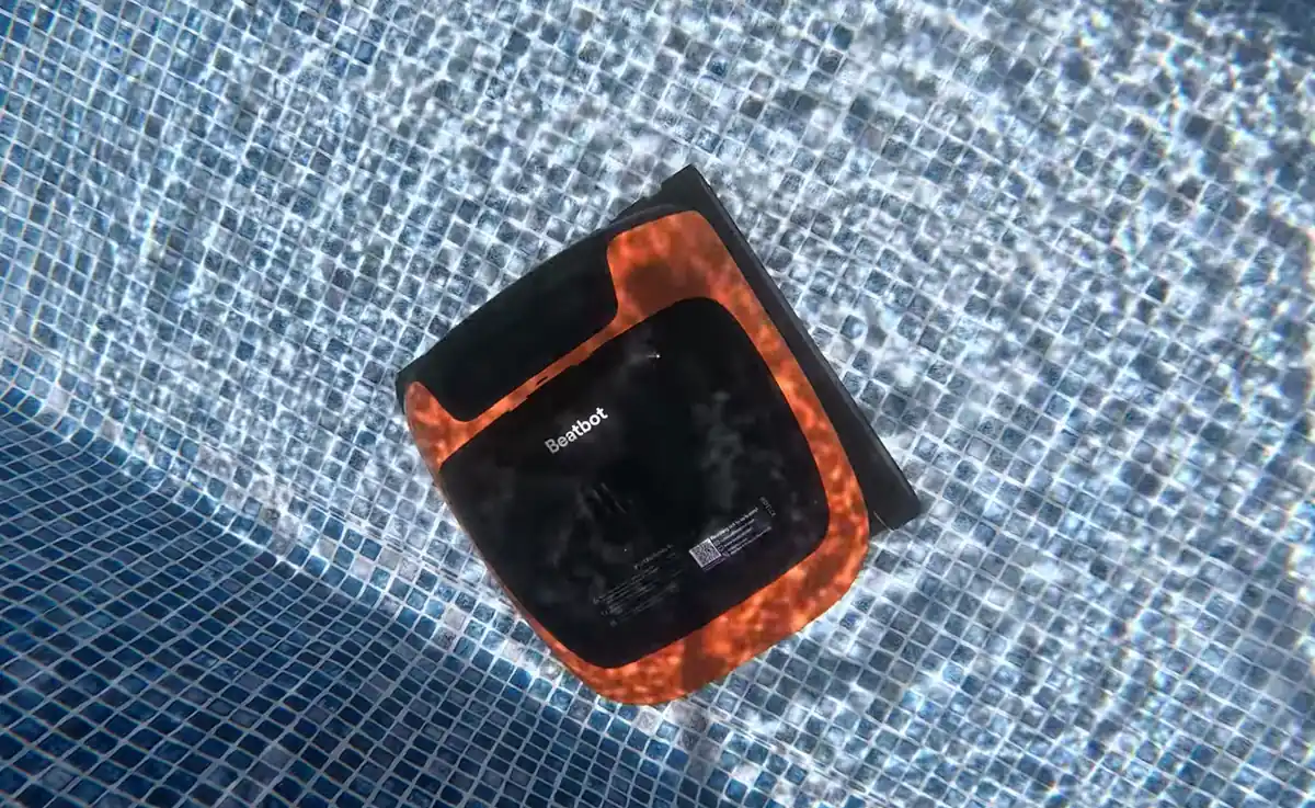 Beatbot Sora 30 vu de dessus dans l’eau