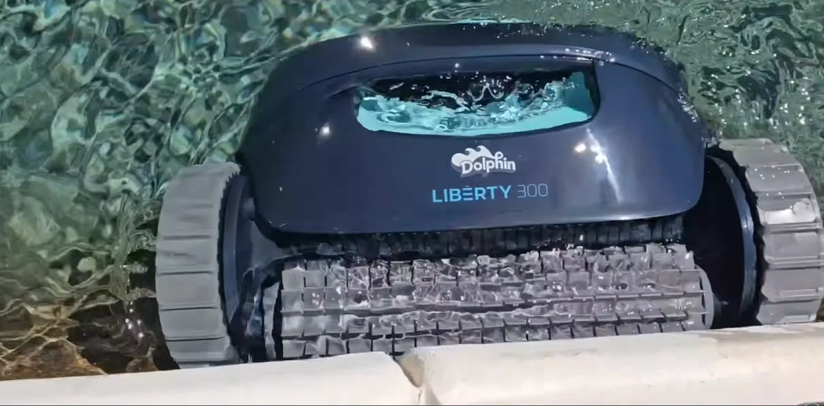Dolphin Liberty 300 en remontée de paroi à la ligne d’eau