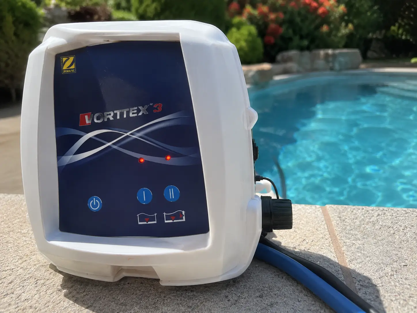 Boîtier de commande d'un robot piscine Zodiac avec les touches servant à la réinitialisation