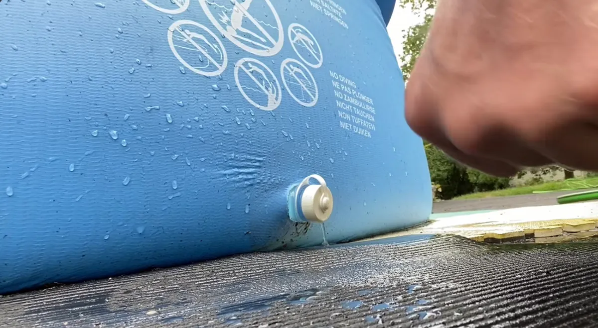 Bouchon de vidange au bas de la paroi d'une piscine hors sol