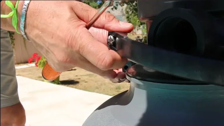 Collier de serrage d'un filtre à sable de piscine dévissé au tournevis