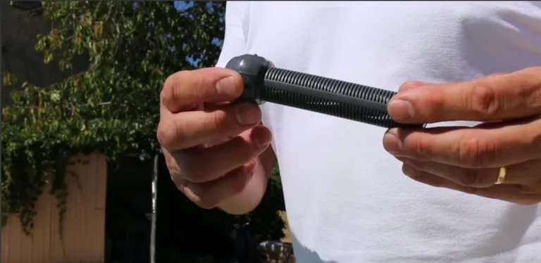 Crépine de filtre à sable de piscine tenue en main