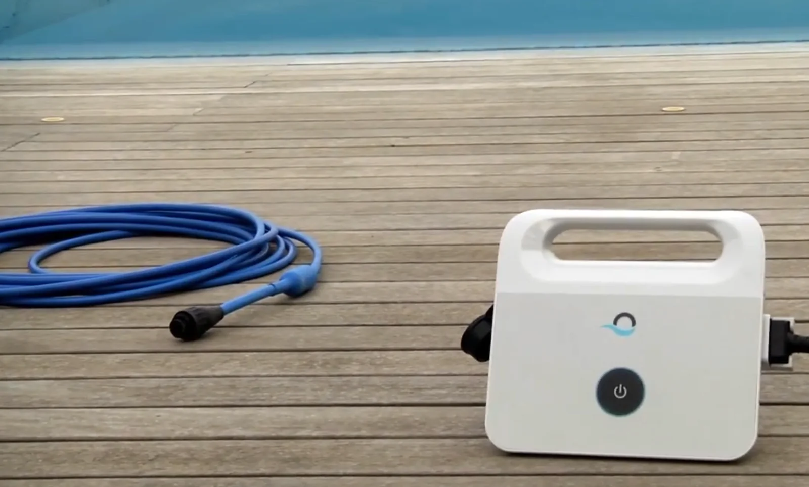 Boîtier d'alimentation du Dolphin E20 et son câble flottant de 12 m