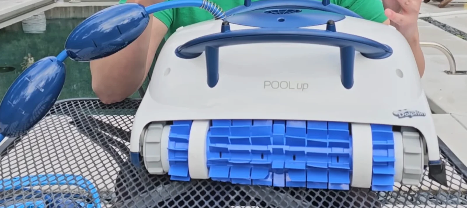 Dolphin Pool Up vu de face, brosses bleues et poignée