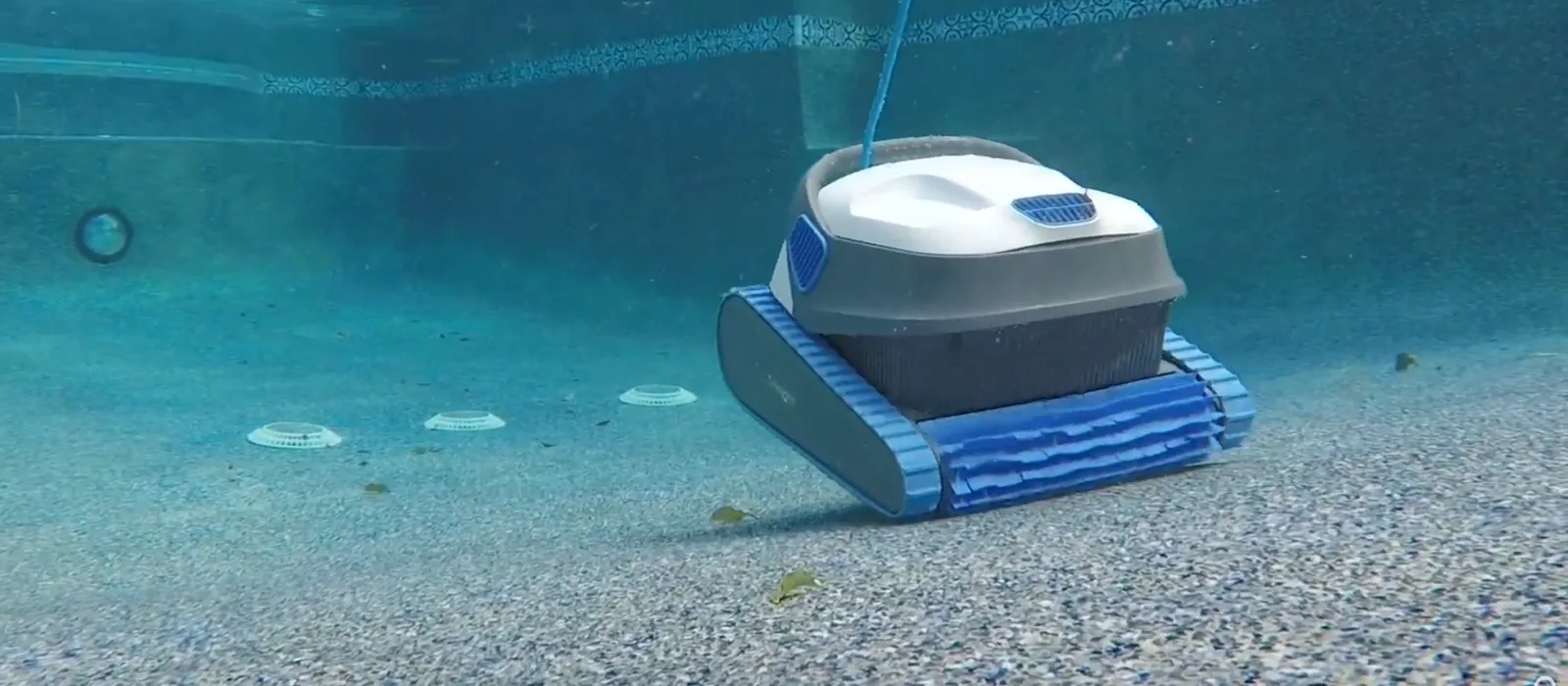 Dolphin S200 vu de trois quarts sur le fond d'une piscine