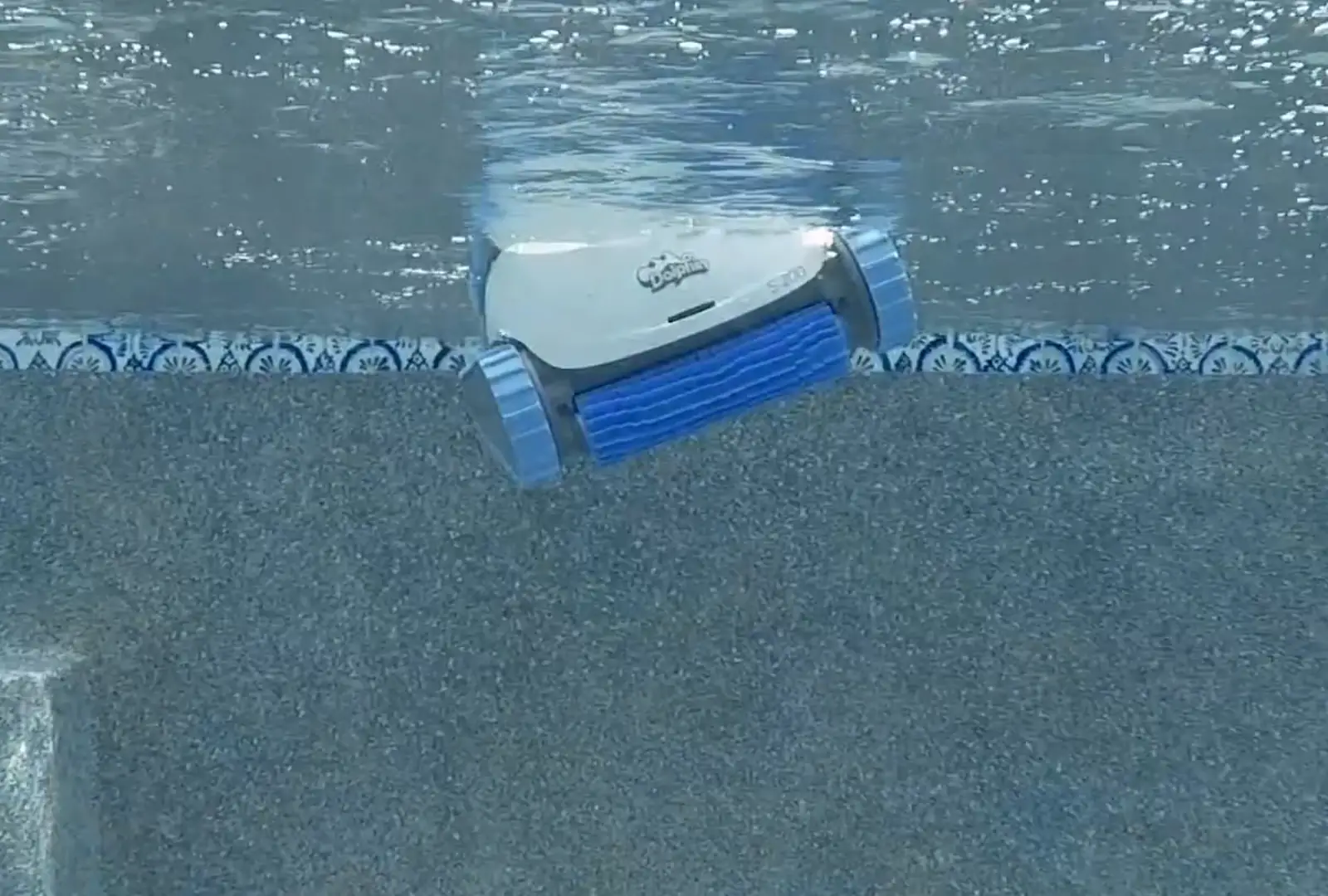 Dolphin S200 en train de monter une paroi jusqu'à la ligne d'eau