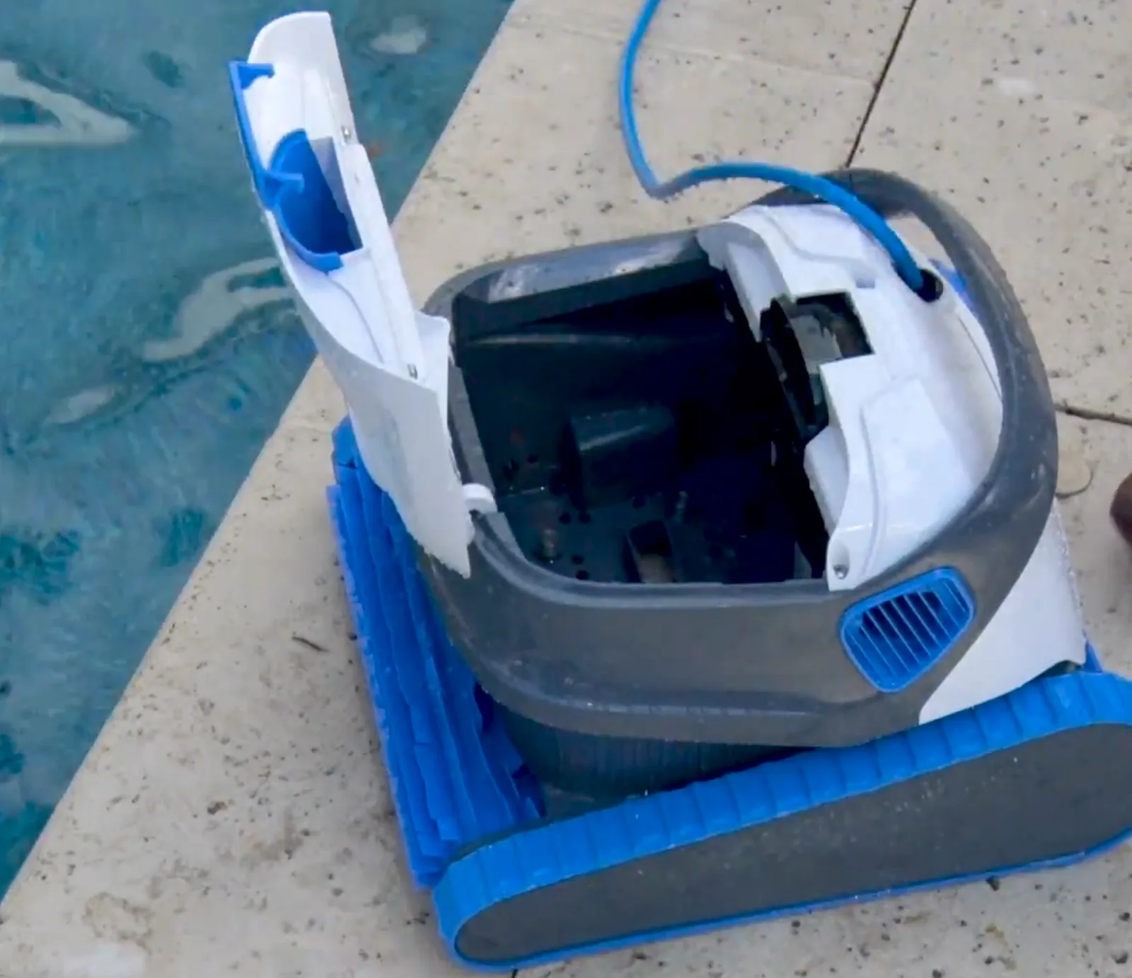 Panier filtrant du Dolphin S200 ouvert, accès par le dessus