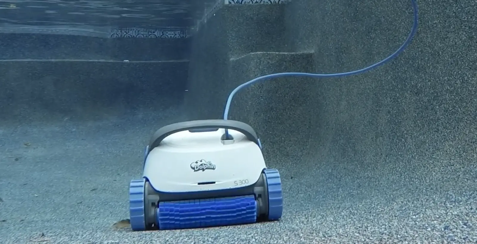Dolphin S300 sur le fond d'une piscine, dirigé vers les marches