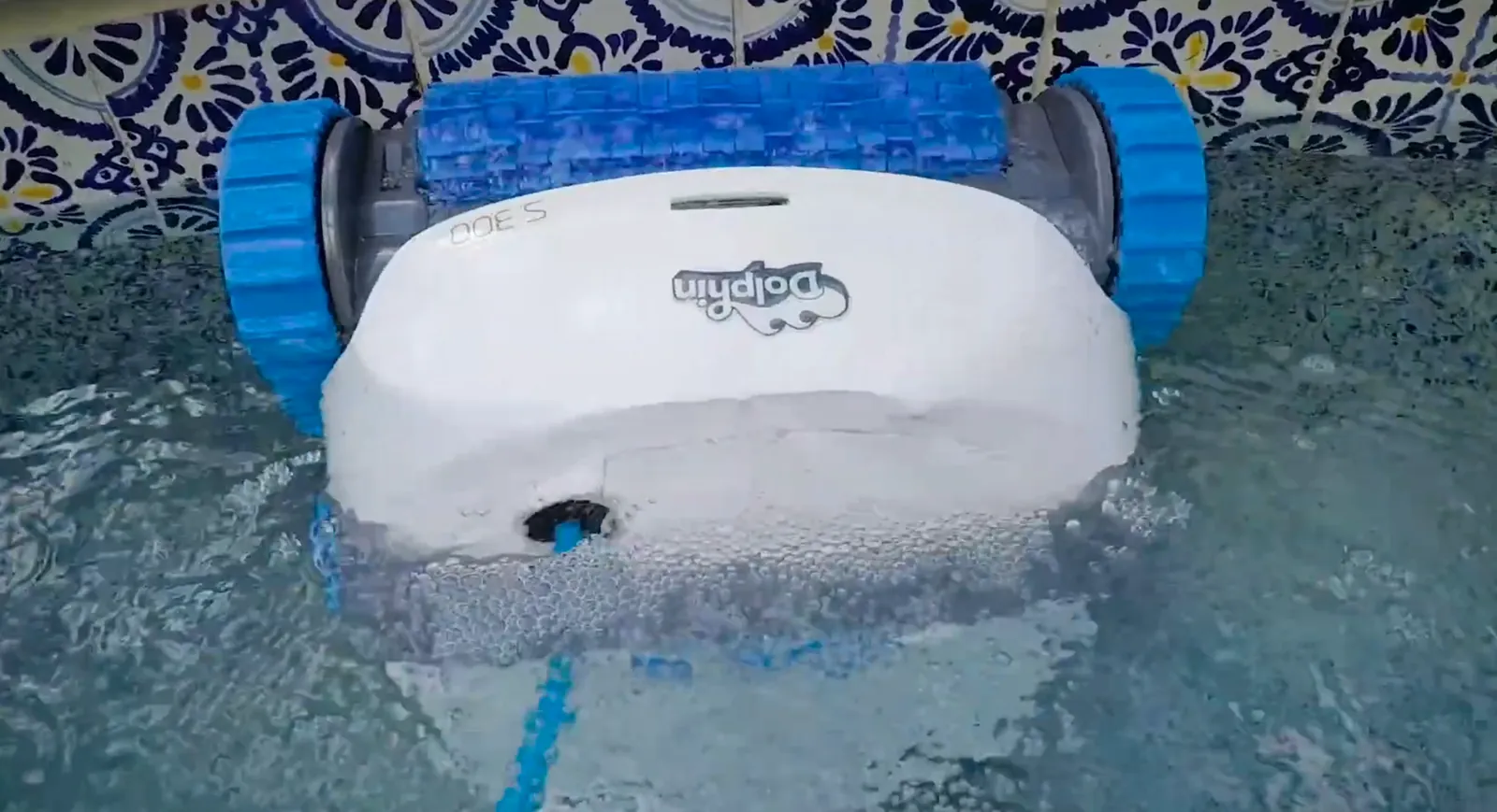 Dolphin S300 à la ligne d'eau, en haut d'une paroi carrelée