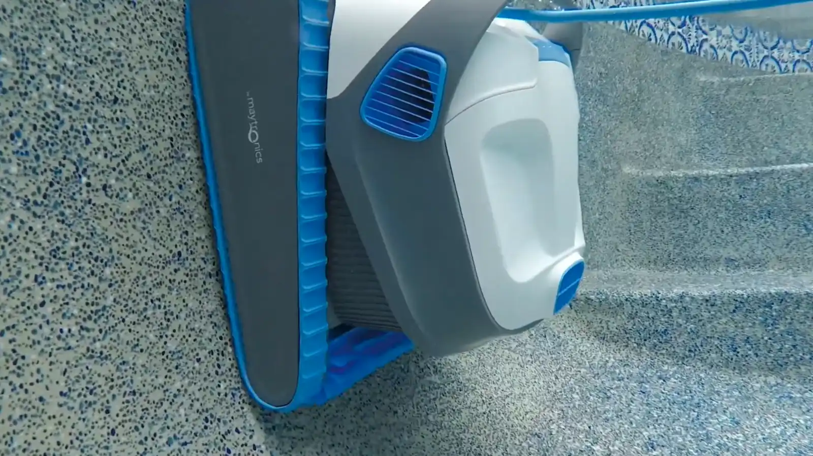 Dolphin S300 vu de dessus en train de nettoyer les marches d'un escalier de piscine