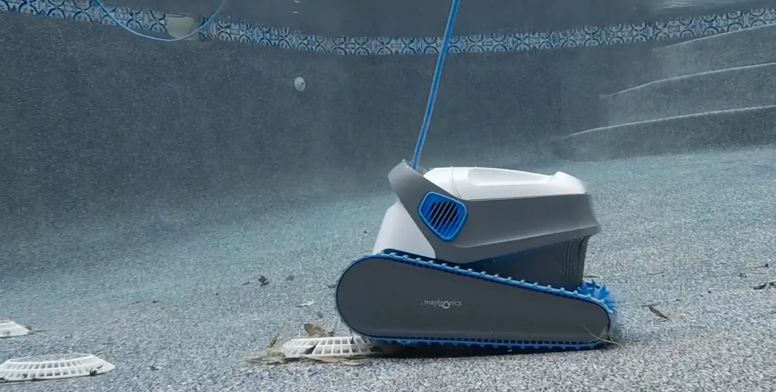 Dolphin S300 de profil sur le fond, feuilles au sol près d'une bonde