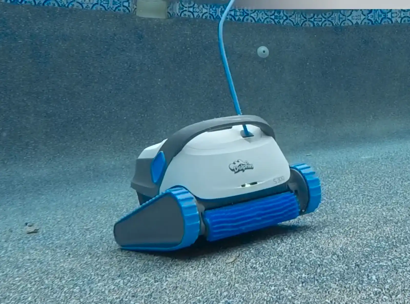 Dolphin S300 vu de trois quarts sur le fond d'une piscine
