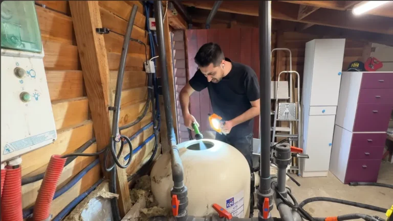 Inspection de l'intérieur d'un filtre à sable de piscine avec une lampe